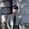 Camisa italiana retro de seersucker, cuello largo, sin planchado, corte entallado, estilo británico artístico de negocios, de manga larga a rayas para primavera y otoño para hombre