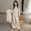 Conjunto de Otoño/Invierno para Niñas 2026 Nuevo Estilo Coreano de Niña Dulce Chaleco de Piel Mediano/Grande Ropa Interior Pantalones Casuales Modernos