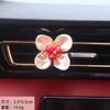 Perfume para coche de alta calidad al por mayor, aromaterapia, decoración para salida de aire, flor de perla, decoración para coche de dama, transfronterizo