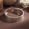 Pulsera ancha de cobre blanco plateado con inscripciones auspiciosas, brazalete abierto sólido con efecto de cristal de hielo, grabado para la riqueza y la fortuna, deslumbrante y brillante