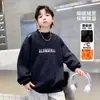 Moletom com Forro de Fleece para Meninos 2026 Novo Estilo para Crianças de Média e Idade Maior Solto Gola Redonda Estampa de Letra Top Estilo Coreano Infantil Conjunto Quente