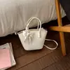 Bolso de Mano de Cuero Sintético, Nuevo Bolso Tote Pequeño Estilo Cesta de Moda, Fresco y Dulce, Bolso Versátil de Nicho de Gama Alta