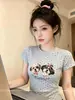 Camiseta Manga Curta Estilo Coreano Nova com Estampa de Cachorro e Bolinhas para Mulheres, Top de Verão Dançante Doce Picante Girl Slim Fit Ombro Direito