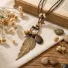 Novo colar longo estilo chinês vintage inspirado em Zen com pena, corrente ajustável para suéter em camadas com pingente redondo boêmio da moda