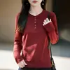 Camiseta de manga larga con cuello Henley simple para mujer, nuevo top de punto suave, corte ajustado, pieza básica versátil para capas