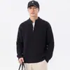 Suéter de punto waffle marrón estilo americano con media cremallera y cuello alto para hombre, nuevo cálido top de punto para capa interior de invierno 2026