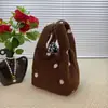 Bolsa de Ombro de Pelúcia com Bolinhas Estilo Coreano Outono/Inverno 2026 para Mulheres, Bolsa de Mão Fofa para o Dia a Dia, Bolsa Pequena Versátil para Estudantes, Luxo Leve