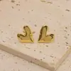 Pendientes Dorados con Forma de Corazón Transfronterizos, Pendientes de Lujo Retro de Nicho de Gama Alta para Mujer, Pendientes de Acero de Titanio Electrochapado, Venta al por Mayor de Fábrica