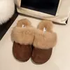 Nuevos zapatos peludos de invierno para exteriores 2026, pantuflas de algodón con forro polar, medias pantuflas peludas de punta cerrada, estilo francés