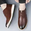 Sapatos Masculinos Brogue Esculpidos Estilo Coreano Sapatos Britânicos Tendência Casual Negócios Formais Sapatos de Couro Masculinos Respiráveis Confortáveis Sapatos de Casamento