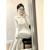 Suéter de punto gris para mujer con cuello en V y manga larga, nuevo estilo para principios de otoño de 2026, extremadamente elegante, top fino ajustado