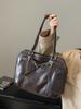 2024 Nova Celebridade da Internet Mesmo Estilo Fashionable Versátil Retrô Marrom Maleta com Design de Forma Côncava Bolsa de Ombro para Mulheres
