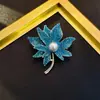 Broche de Moda Personalizado Estilo Coreano Hoja de Arce Perla Broche para Traje Ropa de Moda Corsage Femenino Broche de Hebilla Personalizado para Bufanda de Seda con Pedrería