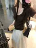 Camiseta de Manga Corta para Mujer Estilo Coreano Lavanda Suave Hombro Derecho Slim Cuello en V Verano 2025 Top de Punto Dopamina