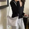 Bolso bandolera grande de capacidad, simple y casual, para mujer, nuevo bolso de hombro ligero estilo vintage 2026, versátil bolso tipo cubo