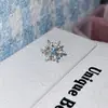 Exquisitos Pendientes de Acero de Titanio Médico con Copo de Nieve de Zirconia, Deslumbrantes Pendientes de Copo de Nieve Invernal Multicolor, de Alta Gama, Únicos y de Lujo Ligero