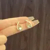 Brincos Koreanos Exquisitos de Diamante Cruzados Acessíveis Luxo Elegante Nicho Design de Ponta Ouro Prata Estilosos