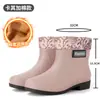 Botas de Chuva Femininas de Cano Médio Moda Britânica Espessadas Antiderrapantes Fosco Impermeáveis Sapatos de Borracha Sapatos de Água para Cozinha Mãe Coberturas Quentes para Sapatos Feminino