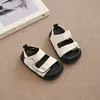 Sandálias Infantis 2026 Novo Estilo de Verão Sapatos de Praia com Solado Macio para Crianças de Meia-Idade e Grandes, Sandálias Esportivas Modernas e Versáteis