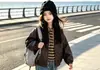 Chaqueta de Cuero para Niña Atuendo de Otoño 2026 Nuevo Estilo Sudadera Rayada para Niña Grande Chaqueta de Cuero Jeans Conjunto de Tres Piezas Moderno