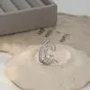 Anillo Abierto Personalizado para Mujer con Baño de Oro Real y Circonitas Microincrustadas, Anillo Geométrico de Diseño Nicho, Anillo Simple para Dedo Índice al por Mayor
