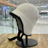 Otoño e Invierno Lindo y Dulce Sombrero Baotou para Mujer Estilo Coreano Moderno Compras Protección para los Oídos Cálida Cierre de Cordón Suave Lana Tejida Sombrero Lei Feng