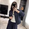 Camisa jeans Friends estilo coreano! Jaqueta-camisa estilosa, emagrecedora, azul escuro, oversized para mulheres