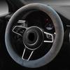 Venta al por mayor de fundas de volante de coche de felpa para otoño e invierno, nuevas fundas de manija de coche de color sólido de felpa corta.