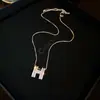 Brincos de Letra Banhados a Ouro Real com Pedras de Diamante, Brincos de Luxo Leve de Alta Qualidade, Moda Transfronteiriça Europeia e Americana, Brincos de Nicho para Mulheres