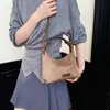 Bolso de mano elegante y versátil para mujer, perfecto para ir al trabajo, con un diseño único y una nueva colección 2026. Se puede llevar en la mano o usar como bolso de hombro o bolso cruzado.