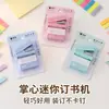Mini engrapadora pequeña set engrapadora para niños con engrapadora engrapadora pequeña papelería para estudiantes mayoreo