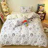 Conjunto de cama de quatro peças em veludo de leite de desenho animado para outono e inverno, com capa de edredom espessa e quente de flanela e fleece de coral, lençol com elástico e lençol de cama