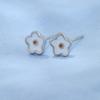 Pendientes sencillos y hermosos con forma de flor para mujer, pequeños pendientes de colores contrastantes, nueva moda de verano 2022.