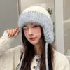 Chapéu Estilo Coreano Bola de Pelo Doce Proteção Auricular Chapéu Lei Feng para Mulheres Outono/Inverno Engrossado Quente Anti-Frio Faz o Rosto Parecer Menor Chapéu de Lã Tricotado