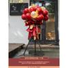 La atmósfera en la puerta de la ceremonia de inauguración de la gran y auspiciosa cesta de flores está decorada con globos y columnas.. La escena de la celebración del aniversario del centro comercial.