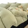 Lujoso y elegante juego de ropa de cama de cuatro piezas con una textura suave como la leche, con forro polar grueso, cálido y con intrincados diseños para uso en otoño e invierno.; también disponible como conjunto de tres piezas