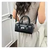 Bolsa Boston de Mano Nueva Lychee Grain Primavera/Verano 2026 Bolsillo de Bloqueo de Lujo Discreto Bolsa Versátil para el Trabajo