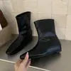 Botas femininas de tornozelo estilo francês para o Outono/Inverno de 2026 com salto oculto, em acabamento Maillard cor de café, apresentando um ajuste justo, bico quadrado e design de bota Martin