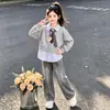 Conjunto de Dos Piezas Nuevo Estilo Universitario para Niñas de Primavera y Otoño con Sudadera de Retazos a Rayas y Jeans Retro a la Moda