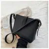Bolsa feminina versátil de grande capacidade transfronteiriça, novo modelo de verão 2026, bolsa de ombro e transversal simples retrô, bolsa tipo balde popular
