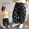 Calças de Lã Forradas para Meninas Inverno 2025 Novas Calças Infantis Estilosas de Bolinhas Calças Quentes de Inverno para Bebês Meninas Tendência