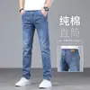 Jeans de hombre de alta gama, corte recto ajustado, colección otoño 2026, con bolsillos inclinados para un look más alto y estilizado