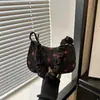 Bolsa de axila estilo coreano para mulheres, nova bolsa quadrada pequena de morango fofa da moda primavera 2026, bolsa de ombro transversal casual estilosa