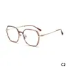 Mukoo Eyewear ofrece cientos de armazones de anteojos versátiles que pueden marcar la diferencia en tu estilo.. Gafas sencillas de montura grande que hacen que tu rostro se vea más pequeño
