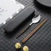 Acero inoxidable con veta de madera imitación, juego portátil de tres piezas para estudiantes: palillos de madera para alitas de pollo, tenedor y cuchara portugueses, caja de vajilla para exteriores