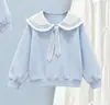 Conjunto de duas peças estilo preppy para meninas para o início do outono: moletom estiloso com gola Peter Pan, laço e saia branca em camadas
