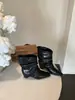 Botas Curtas Femininas Estilo Novo Outono 2026 com Salto Escondido, Bico Quadrado, Patchwork, Camurça, Design Pregueado