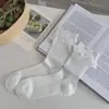 Calcetines Lolita Blancos con Ribete de Encaje y Lazo Estilo Girly de Malla Fina de Seda para Uniforme JK de Media Pantorrilla Combinados con Falda Corta