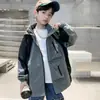 Abrigo para niño primavera y otoño 2024 estilo coreano combinación de colores manga raglán estilo western para niños ropa infantil para niños medianos y grandes ropa de primavera cortavientos al por mayor