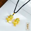 Accesorios Dorados Arena Ojos Verdes Cepillados, Colgante de Gato Hip-Hop Juguetón Chapado en Cobre Dorado, Versátil, Lujo Ligero, Exquisito